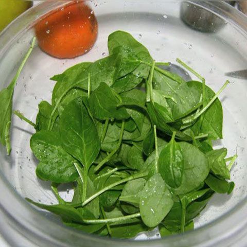 Spanacul şi somonul, alimente obligatorii pentru o dietă care aduce zâmbetul pe buze