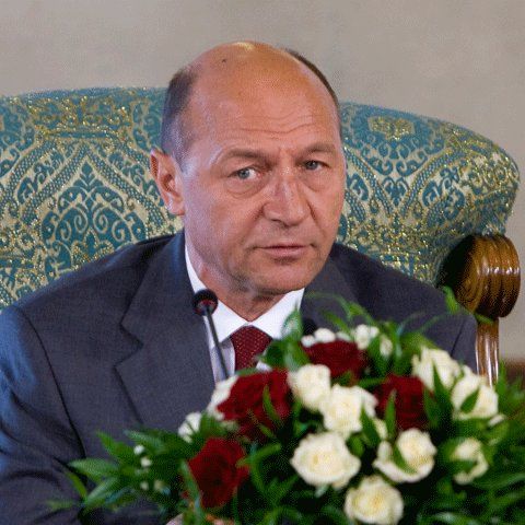 Traian Băsescu regretă că un membru al familiei este acţionar al unei firme cu profil militar