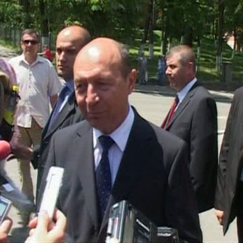 Preşedintele Traian Băsescu a vizitat casele sinistraţilor din comuna botoşăneană Hudeşti