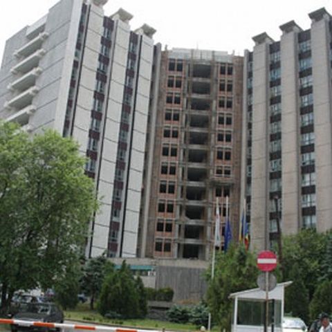 Un bărbat care a vrut să se arunce de pe Spitalul Municipal a spus că primăria vrea să îi ia casa