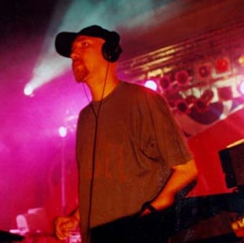 ADfel pregăteşte "Recycle Music Party"- beat-uri underground-electro, dans şi reciclare de becuri uzate