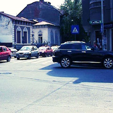 Un bucureştean a cerut un semafor lângă gardul său, după ce 25 de maşini i-au ajuns de pe carosabil în curte