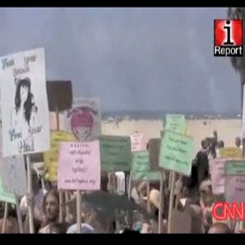 Într-un orăşel din California femeile cer să umble pe plajă fără sutien