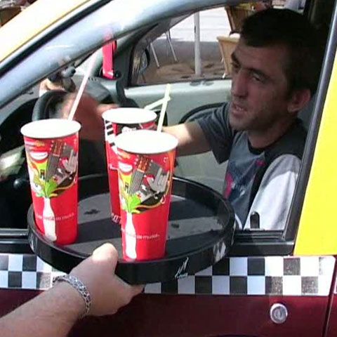 Taximetriştii din Târgu-Mureş sunt serviţi cu băuturi reci la maşină