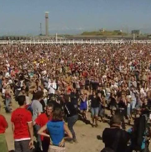 Peste 11.000 de oameni au dansat pe muzica formaţiei U2 pentru a salva planeta - VEZI VIDEO