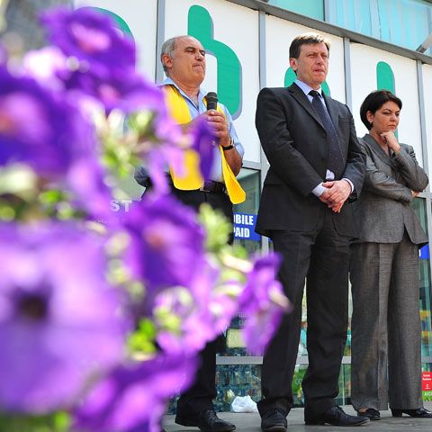 Crin Antonescu se va căsători înainte de alegeri cu Adina Vălean