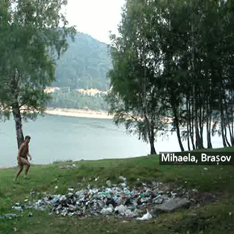 Turiştii au lăsat mormane de gunoaie pe iarba verde din jurul Lacului Vidraru