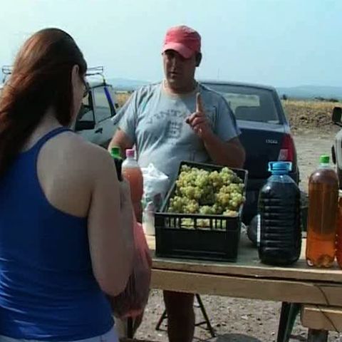 Viticultorii din Vrancea continuă să iasă cu marfa în drum