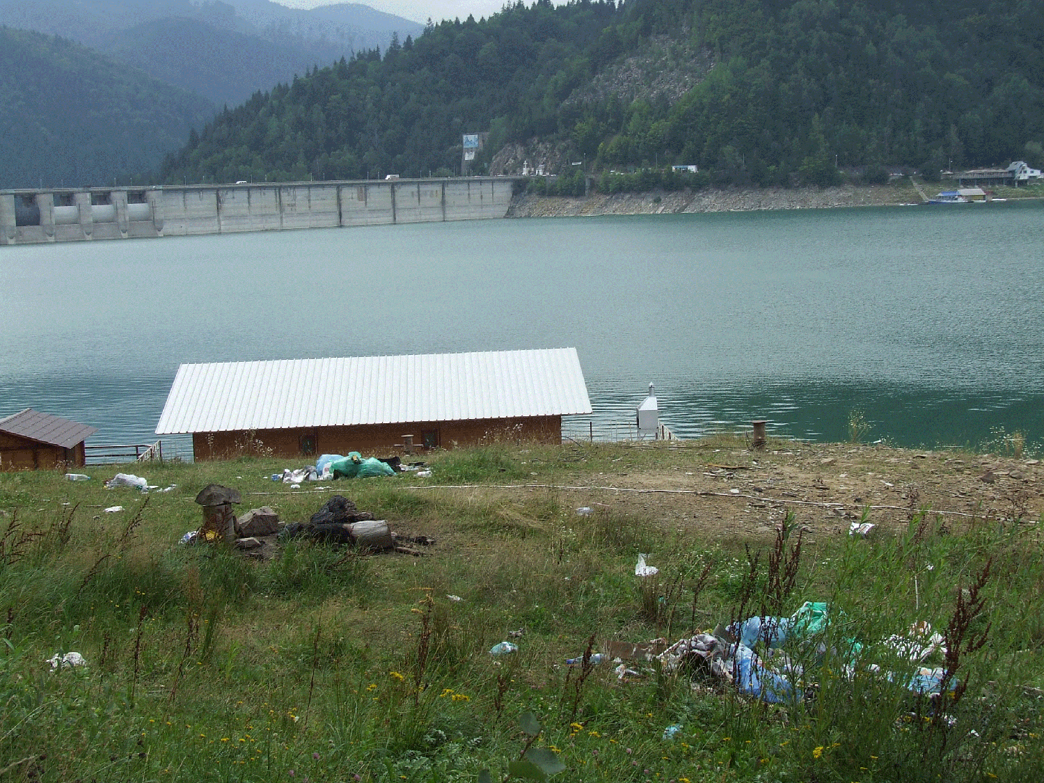 Gunoaie pe marginea lacului Bicaz 