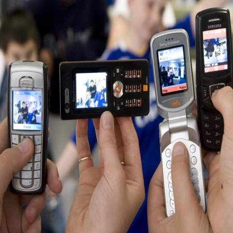 Din luna septembrie, operatorii vor debloca, la cerere, telefoanele mobile