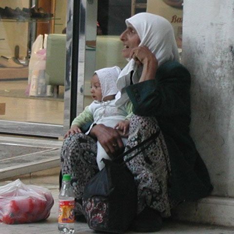 Copiii romi, trimişi la furat în Spania, câştigă 12.000 de euro pe lună fiecare, scrie BBC