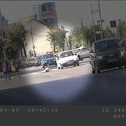 O femeie din Timişoara a fost lovită pe trecerea de pietoni de un şofer grăbit