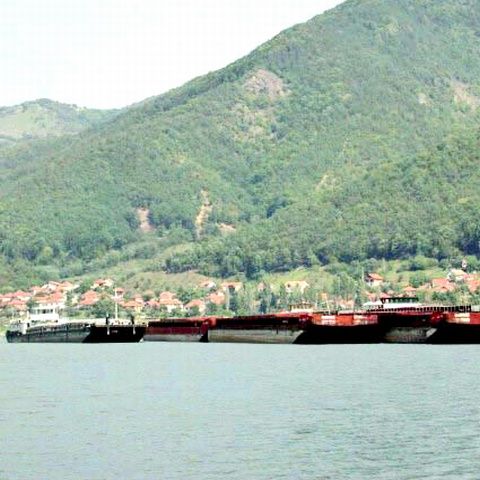 Un împingător sub pavilion ucrainean a eşuat pe Dunăre, într-un banc de nisip