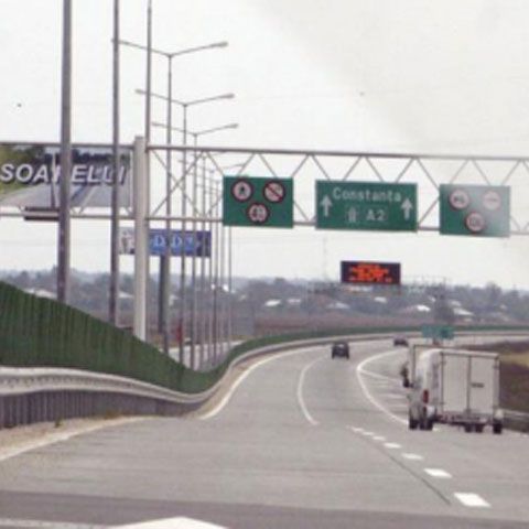 Traficul a fost blocat pe A2 după ce un autoturism s-a răsturnat