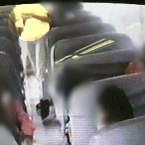 O elevă din SUA şi-a ameninţat colegii cu un pistol în autobuzul care-i ducea la şcoală. VEZI IMAGINI