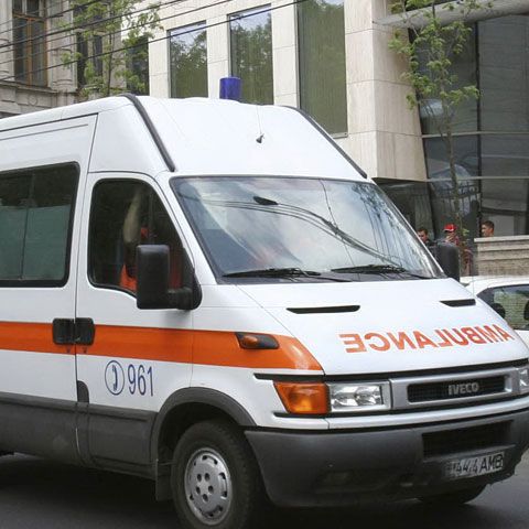 O mireasă a fost grav rănită din cauza neatenţiei şoferiţei care o furase de la nuntă