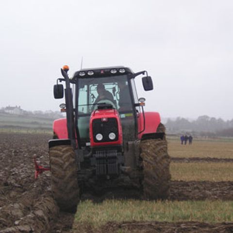 Campionatul mondial de arat cu tractorul a fost câştigat de un austriac