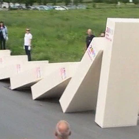 O replică din piese de domino a Zidului Berlinului va fi demolată pe 9 noiembrie