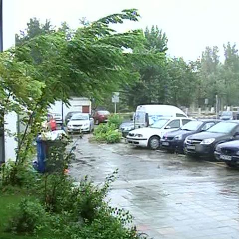 Vremea rea a dat peste cap programul turiştilor de la mare