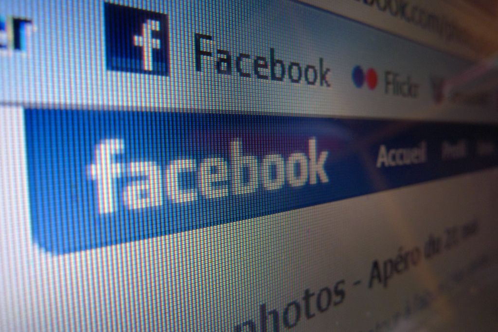 Verdictul psihologilor: Facebook te face mai deştept, Twitter îndobitoceşte