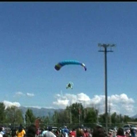 Doi parapantişti din Utah au căzut peste spectatori 
