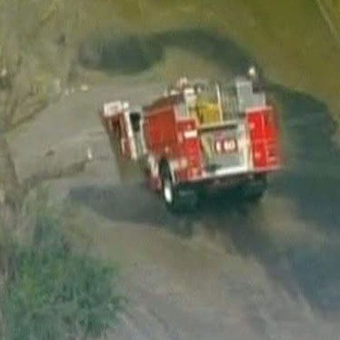 În Los Angeles, o maşină de pompieri a căzut într-o groapă uriaşă formată pe şosea