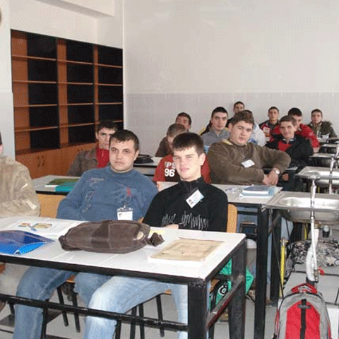 Mii de elevi vasluieni vor învăţa în spaţii improvizate