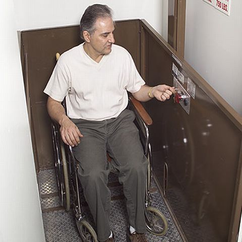 Mai mulţi bolnavi au fost blocaţi timp de cinci ore pe holurile unui spital, din cauza liftului