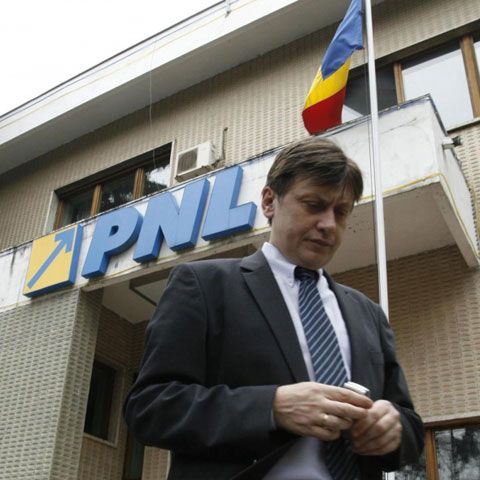 Antonescu le-a cerut parlamentarilor PNL să nu meargă la deschiderea şcolilor