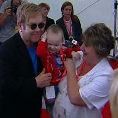 Sir Elton John vrea să adopte un copil din Ucraina