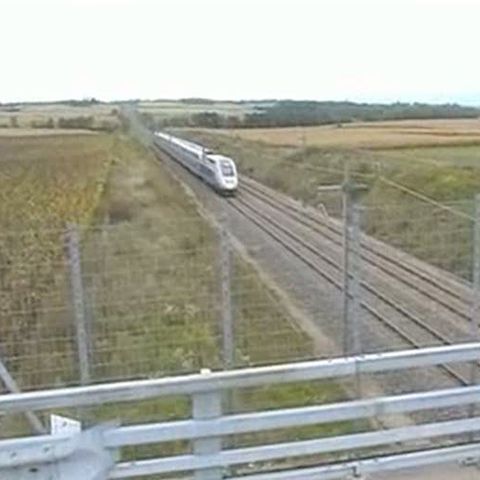Un tânăr de 19 ani a adormit pe şinele TGV-ului