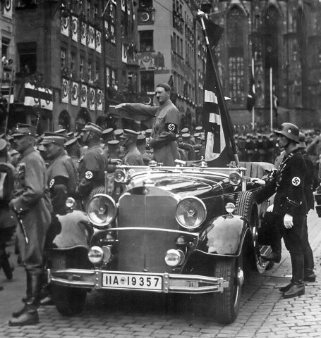 Hitler are 39 de rude in viaţă în SUA şi Austria