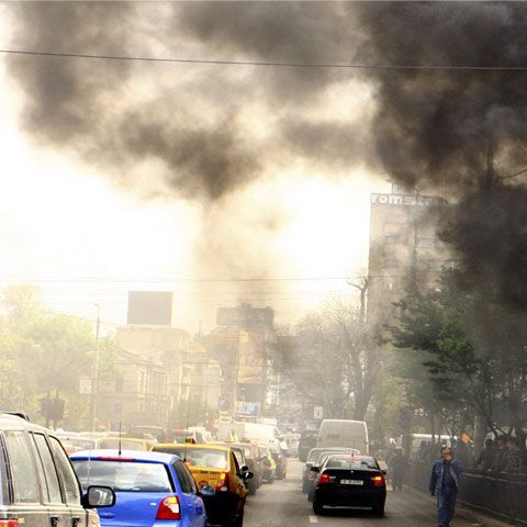 Ministerul Mediului: Poluarea înregistrată în urma incendiului din Pipera nu a depăşit limitele admise