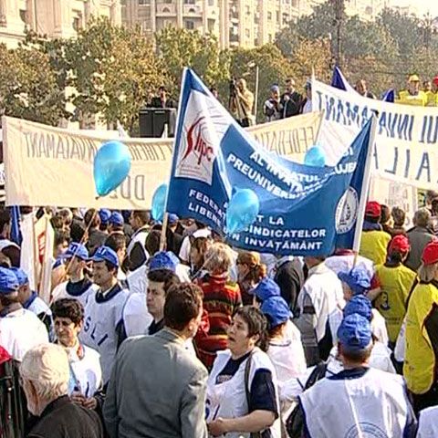 Peste 1.000 de bugetari au protestat la Palatul Parlamentului
