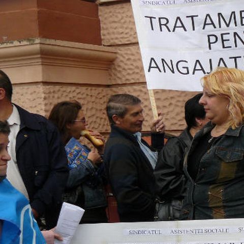 Aproximativ 100 de profesori au pichetat Prefectura Iaşi