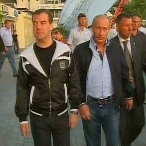 Medvedev şi Putin câştigă anual mai puţin decât managerii de companii, arată un studiu