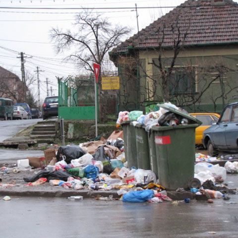 Firma de salubrizare din municipiul Roşiorii de Vede refuză să mai colecteze gunoiul menajer