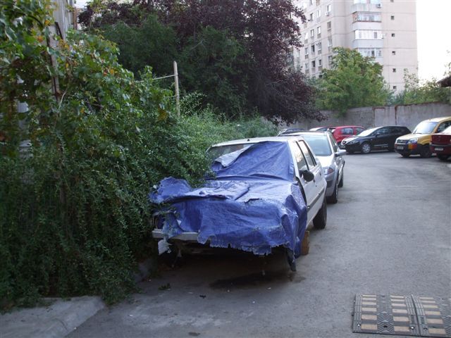 Rable abandonate pe străzile Laborator şi Râmnicu Vâlcea, sector 3
