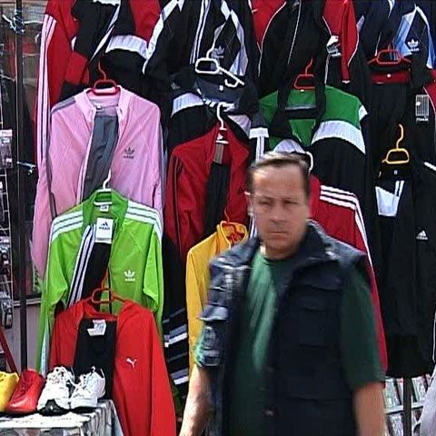 Haine cu adaos comercial de 2.000 la sută
