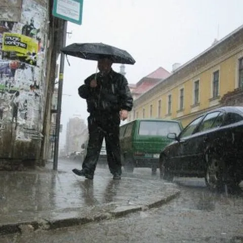 Ploi, fulgere, tunete şi temperaturi mai scăzute în aproape toată ţara
