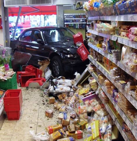 Un şofer german a încurcat frâna cu acceleraţia şi a intrat într-un supermarket