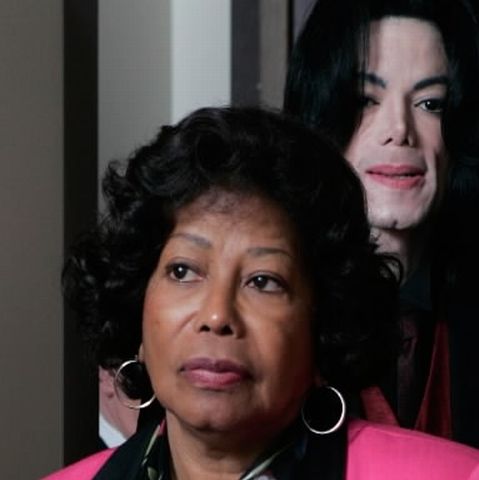 Rentă viageră de 86.000 de dolari pe lună, din averea lui Michael Jackson, pentru mama megastarului