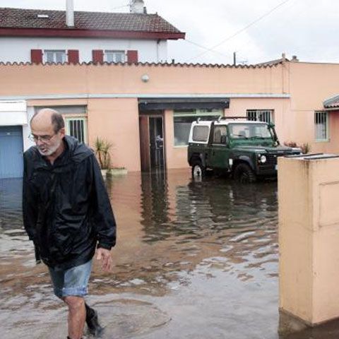 Ploile torenţiale au provocat inundaţii pe Coasta de Azur