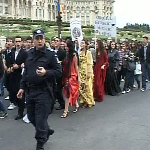 Elevii din Bucureşti au participat la o paradă numai a lor