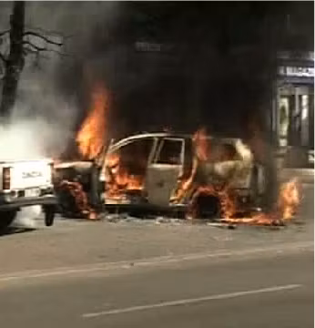 O maşină s-a transformat într-o grămadă de fiare carbonizate după ce a luat foc la un semafor