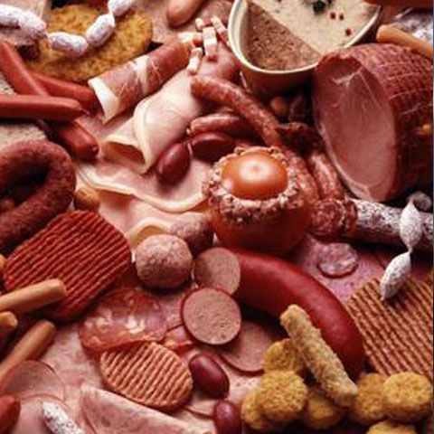 Piaţa neagră şi promoţiile topesc profitul firmelor de mezeluri 