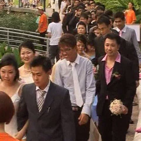 168 de cupluri s-au căsătorit deodată în Singapore