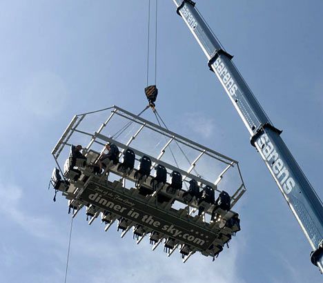 Cină romantică la înălţime: Parizienii au suspendat în aer un restaurant 