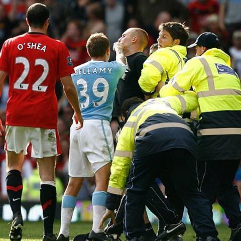VIDEO / Incidente în derby-ul oraşului Manchester! Craig Bellamy, anchetat de poliţie după ce a pălmuit un fan la finalul partidei