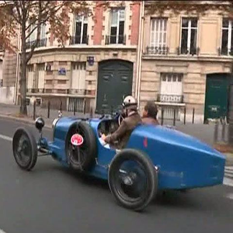 Peste 60 de maşini Bugatti au defilat la Paris, pe Champs Elysees